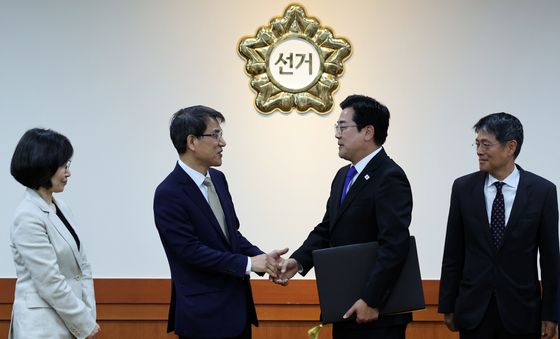 악수 나누는 노태악·박찬대