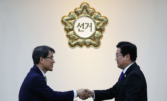 대통령 당선증 수여하는 노태악 선관위원장