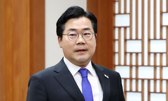 당선증 대리 수령위해 선관위 찾은 박찬대 원내대표