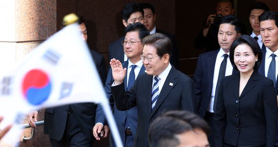 주민들에게 화답하는 이재명 대통령