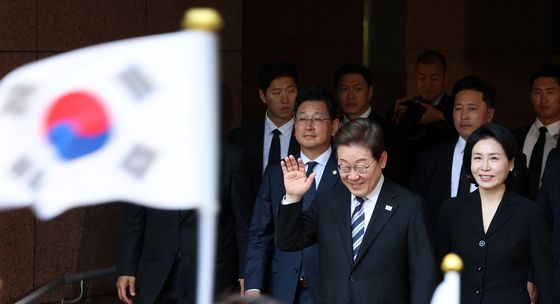 주민들과 환송인사하는 이재명 대통령