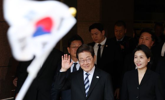 이재명 대통령, 동네 주민들과 인사