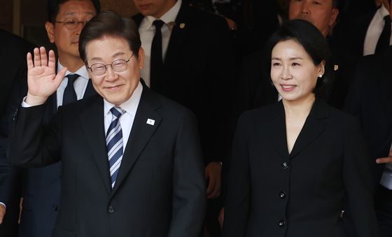 주민들과 인사로 임기시작하는 이재명 대통령