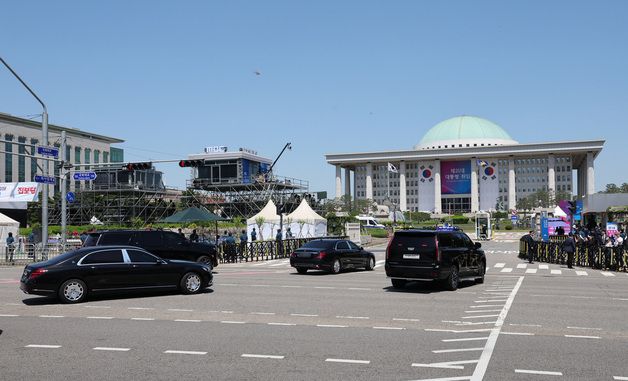 국회 들어서는 이재명 대통령 태운 차량