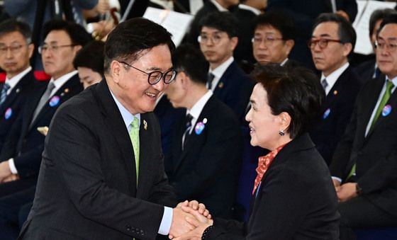 악수하는 우원식-강금실