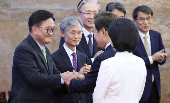 5부 요인과 인사하는 이재명 대통령