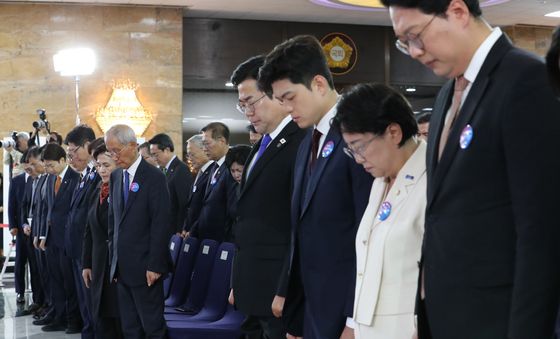 묵념하는 여야 대표들