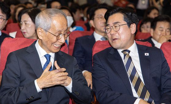 대화 나누는 윤여준·박찬대