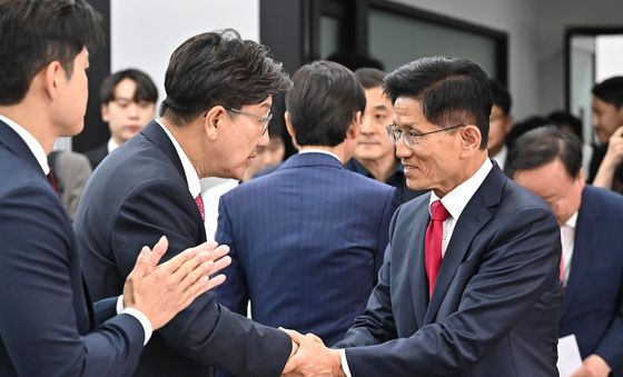 '국민의힘 선대위 해단식' 악수 나누는 김문수·권성동