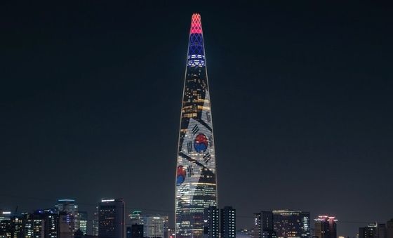 롯데월드타워, 현충일 맞아 미디어파사드에 태극기 송출한다