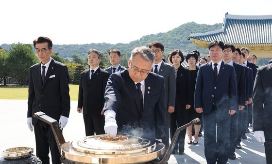 김종철 병무청장, 국립대전현충원서 분향