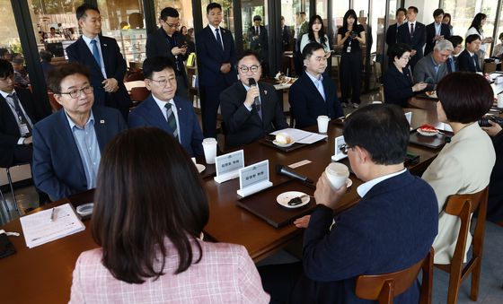 세계 환경의 날 맞아 기후위기 특위 위원들과 차담 갖는 우원식 의장