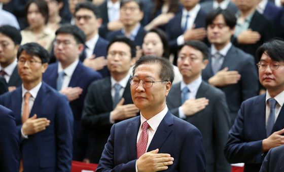 국민의례하는 박성재 장관