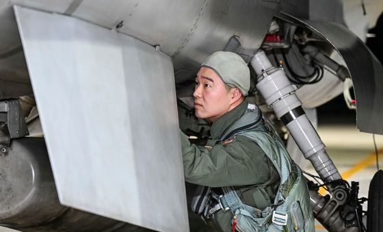 이륙전 점검하는 KF-16 전투기
