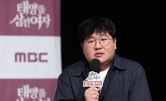 취재진 질문에 답하는 김진형 PD