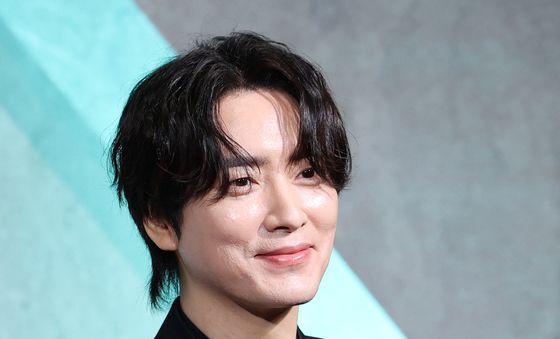 미소짓는 이준혁