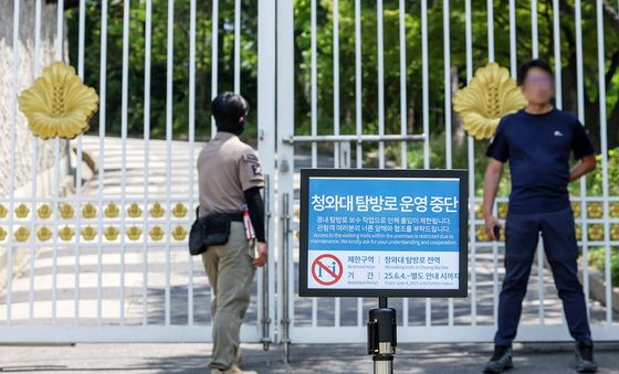 대통령 집무실 복귀 앞둔 청와대, 탐방로 전면 보수공사