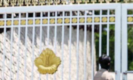 대통령 집무실 복귀 앞둔 청와대 '탐방로 전면 보수공사 착수'