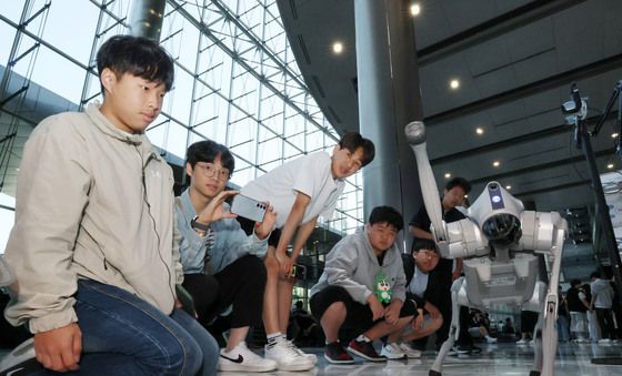 산업용 로봇개 살펴보는 학생들