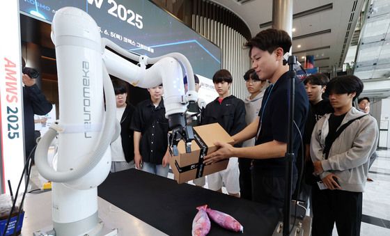 자율생산 로봇시스템 살펴보는 학생들