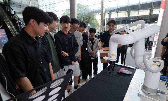 자율제조 핵심인 협동로봇