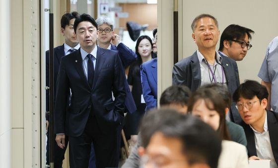 브리핑룸 들어서는 강훈식 대통령 비서실장