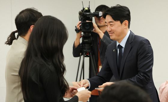 출입기자들과 인사하는 강훈식 대통령 비서실장