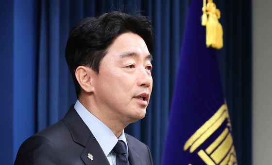 출입기자단과 만나 발언하는 강훈식 대통령 비서실장