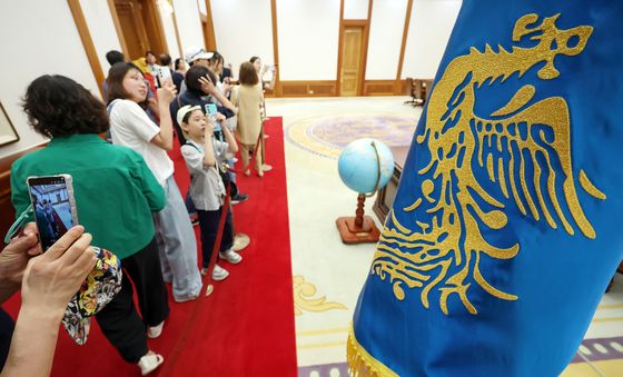 청와대 대통령 집무실에 걸린 봉황기