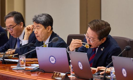 국무회의 중 점심식사하는 이재명 대통령