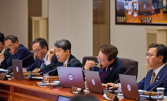 이재명 대통령, 국무회의 중 김밥 점심