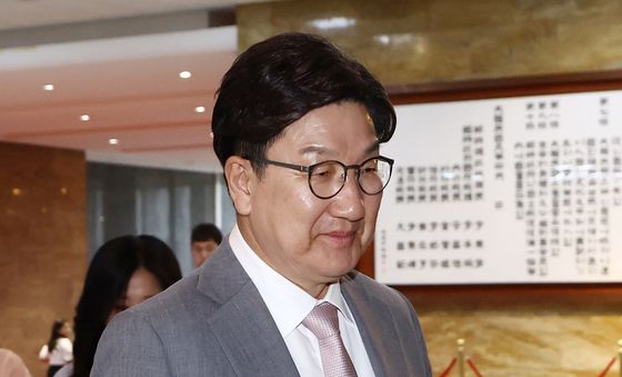 본회의 참석하는 권성동 원내대표