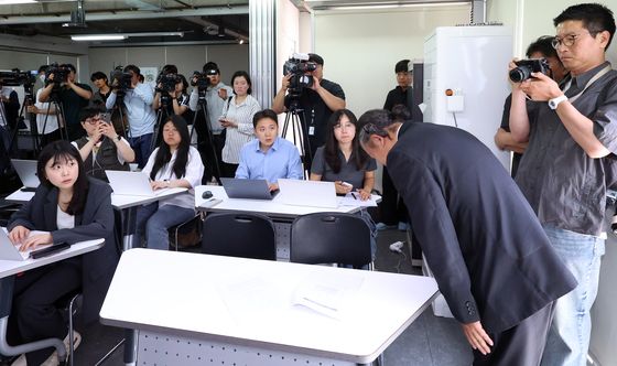 태안화력 고 김충현 비정규직 노동자 사고조사 발표 참석한 유가족