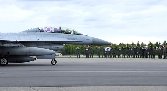 알래스카 아일슨 기지 착륙한 KF-16