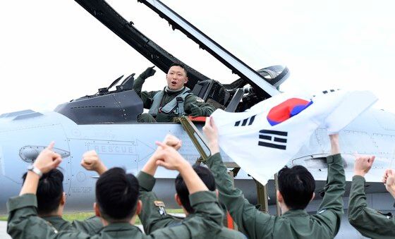 본대 환호 받는 김형민 대위