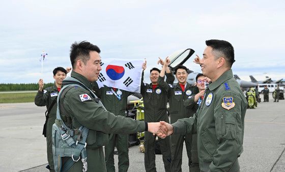 김민기 소령 맞이하는 신용주 대령