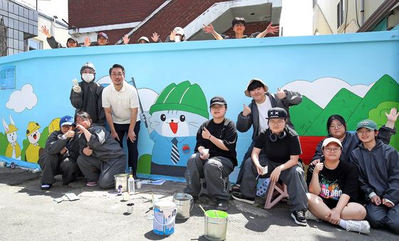 웹툰 캐릭터로 벽화 꾸미기