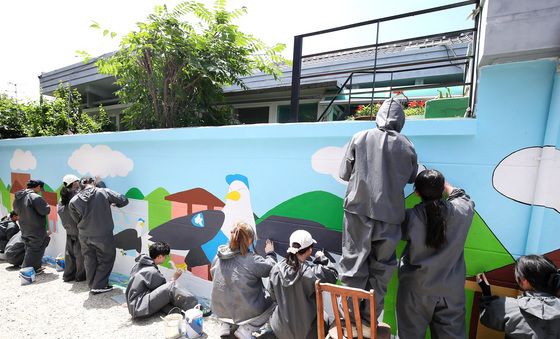 '초여름 더위 잊은 채' 벽화 그리기 봉사