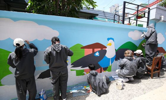 '노후 주택가 벽화 그리기' 미래 웹툰작가 총출동