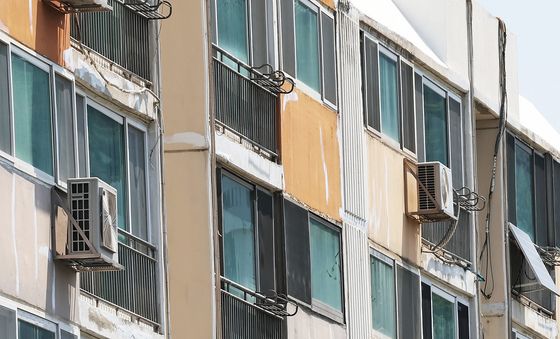 아파트에 걸린 태극기