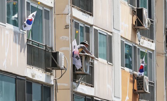 태극기 게양된 아파트