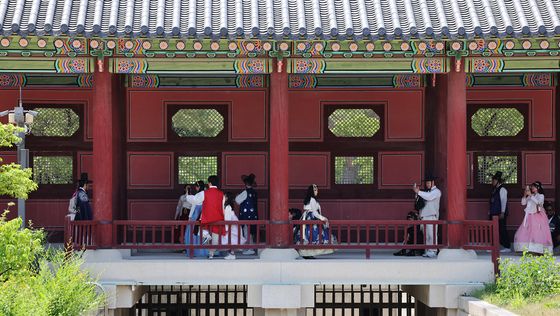 경복궁 그늘 속에서