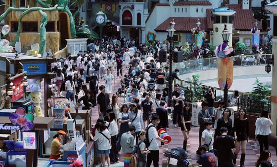 연휴시작, 나들이객으로 붐비는 놀이공원