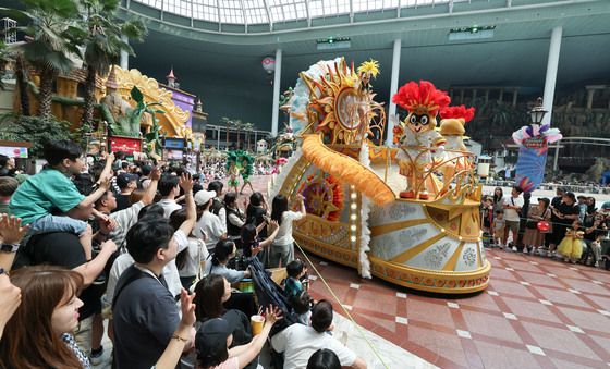 현충일 연휴시작 '놀이공원 찾은 시민들'