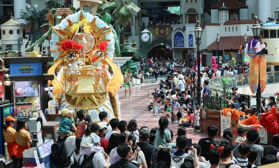 연휴시작, 놀이공원 찾은 시민들