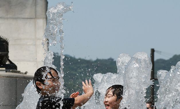 물놀이가 즐거운 형제