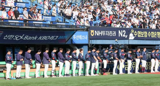 묵념하는 롯데 선수들