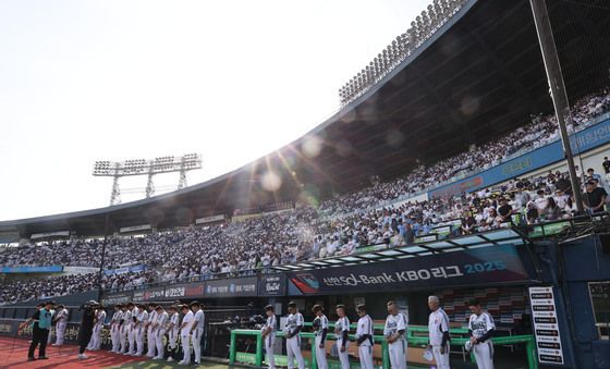 경기 시작전 묵념하는 두산 선수들