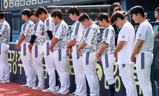 묵념하는 두산 선수들