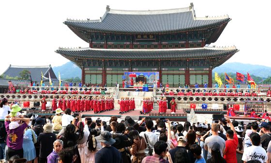 세종조 회례연 감상하는 관람객들